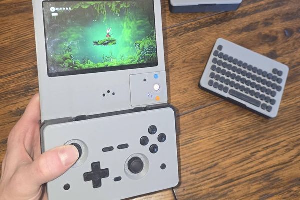 Someone built an open-source, modular x86 gaming handheld that dual-boots Linux and Windows