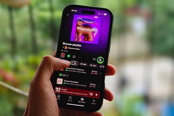 Spotify Mix vs. Apple AutoMix: The AI DJ Battle Reshaping Music Streaming