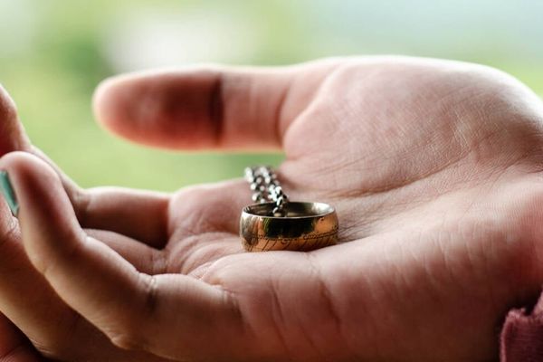 Techie's one ring brought darkness by shorting a server • The Register