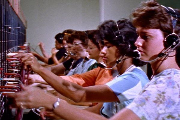 iOS 26's Call-Screening Feature Sparks Debate: Executive Assistant or Communication Barrier?