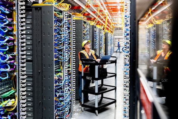 US Productivity Surges 2.7% in 2025 as AI Adoption Accelerates