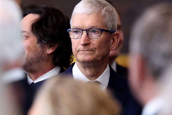 Apple Stock Plunges 5% Amid FTC Scrutiny and Siri Delays