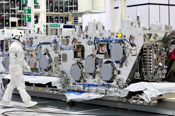 ASML Boosts EUV Production by 36% to Meet AI Chip Demand Amid Global Semiconductor Race