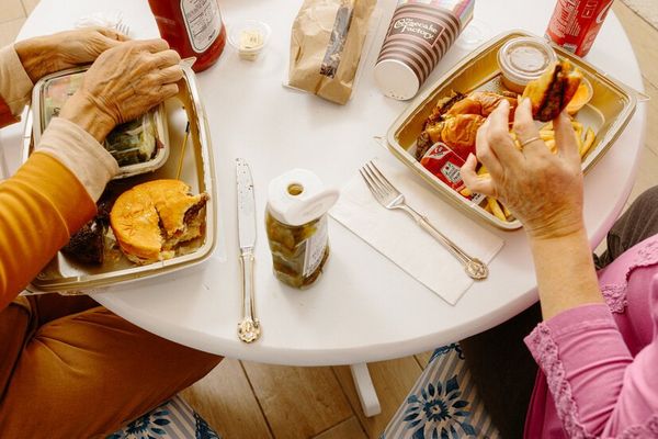 Food Delivery Reshapes American Mealtimes as Restaurant Orders Shift Away from Dining In