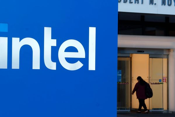 Intel's AI Surge Can't Quell Investor Jitters as Stock Plummets