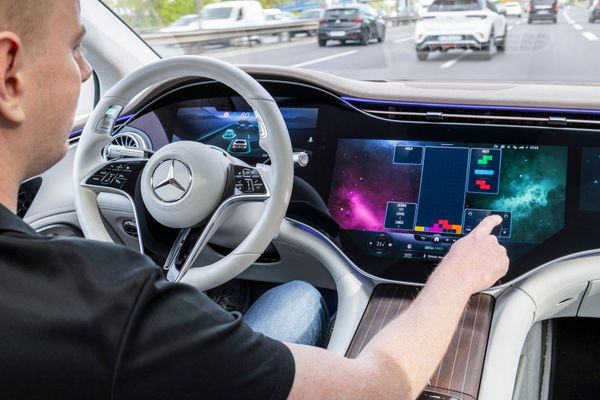 Mercedes Pulls Back on Autonomous Driving Ambitions as Drive Pilot Faces Market Reality