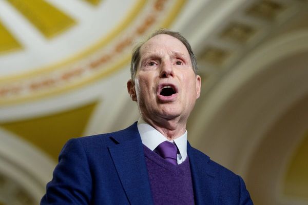 Senator Wyden Vows to Fight Back as US Bars Anthropic in Escalating AI Contract Dispute