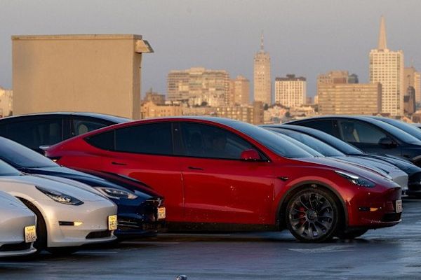 Tesla Shifts Focus to AI and Robotics, Scrapping Premium Models and Converting Factory to Optimus Production