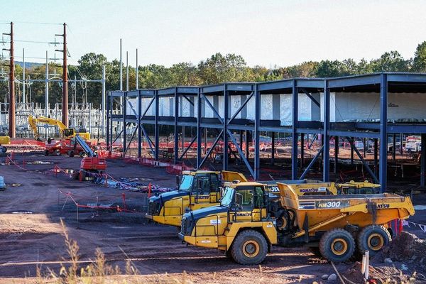 US Data Center Construction Boom Strains Skilled Labor Supply Amid AI Rush