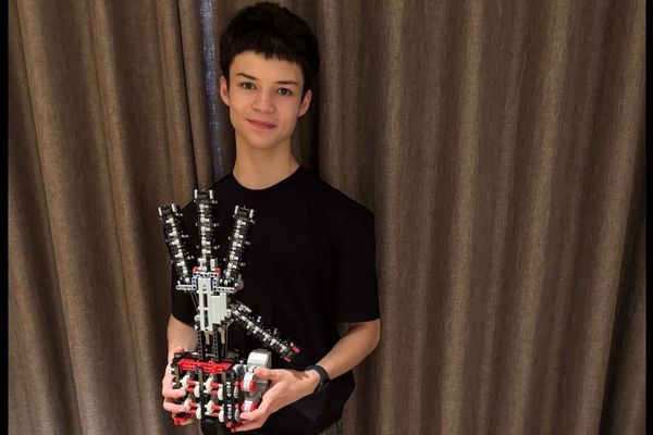 Teenager Builds a LEGO‑Based SoftHand‑A, Bridging Education and Advanced Robotics