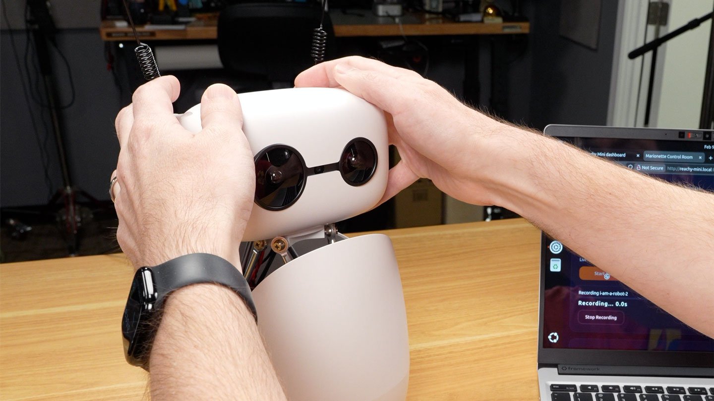 Reachy Mini marionette app holding head