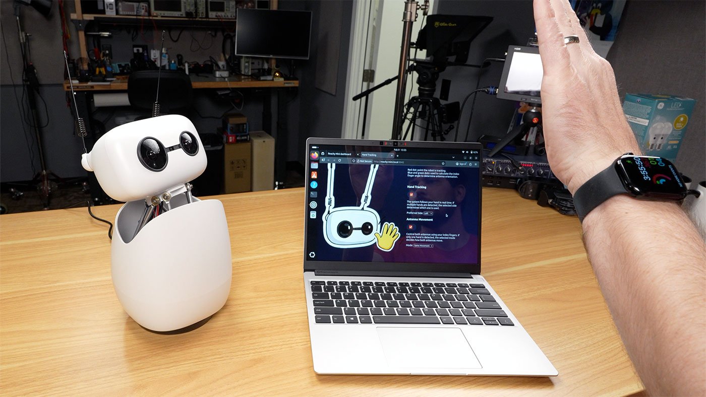 Reachy Mini marionette app holding head