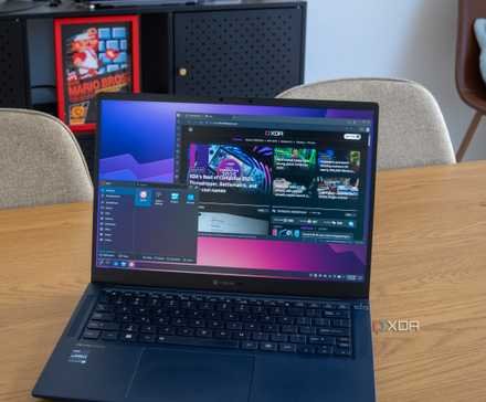 photo of a laptop running Arch Linux showing the XDA website in Vivaldi