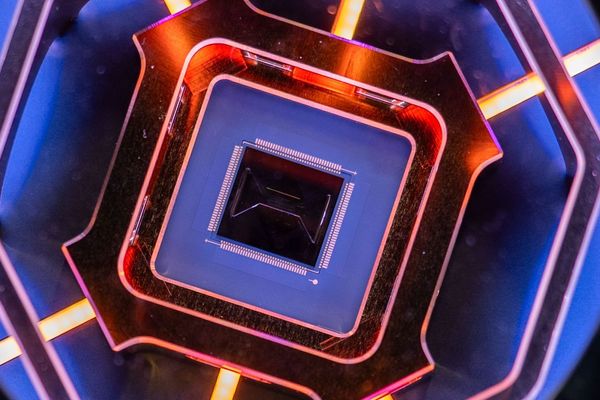 Quantum Computing Roadmaps: Superconducting vs Trapped-Ion Approaches