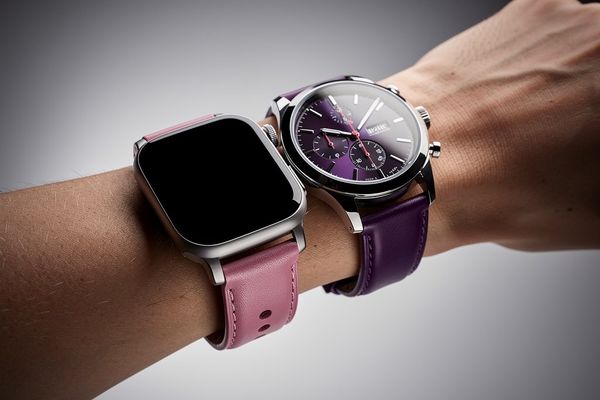 The Smartlet Dual Watch Band: Solving Luxury vs. Tech Conflicts Through Doubled-Up Wearables