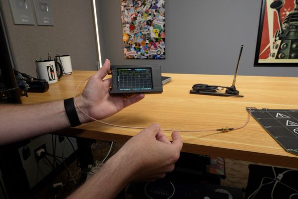 Tuning FM Radio on a 3D Printer Heatbed – What the NanoVNA Revealed