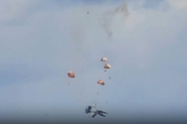Mid‑air collision of two EA‑18 Growlers at Mountain Home airshow sparks safety debate