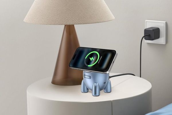 Ugreen's 25W Rocket-Shaped Qi2 Charger Arrives in the US, Challenging Apple's MagSafe Duo