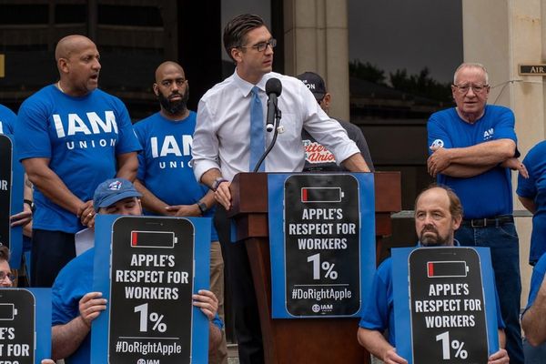 Union Workers Protest Apple's Planned Towson Store Closure Amid Labor Dispute