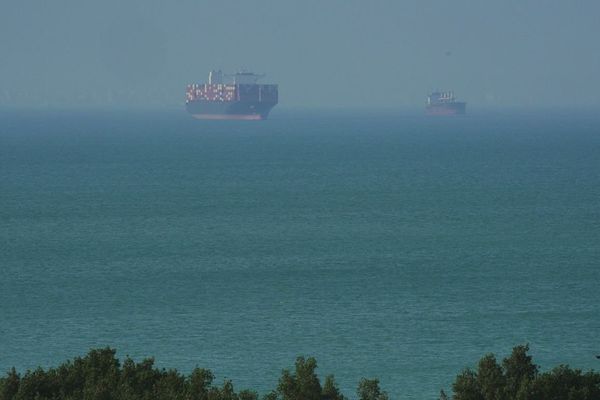 US-Iran Strait Tensions Disrupt Global Shipping Routes as Trump Advocates for Open Waterways