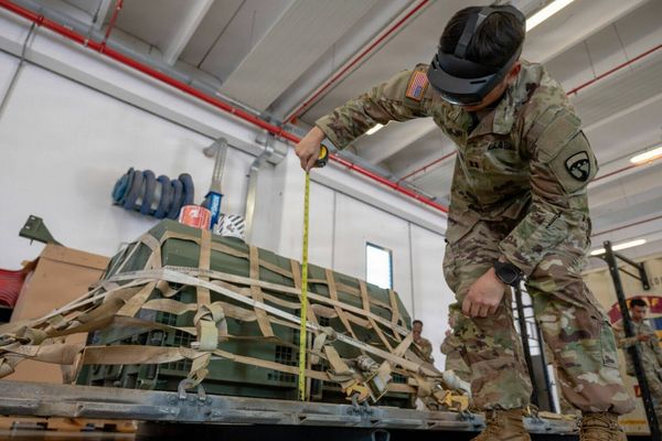 US military repurposes HoloLens for cargo inspection after battlefield headset debacle