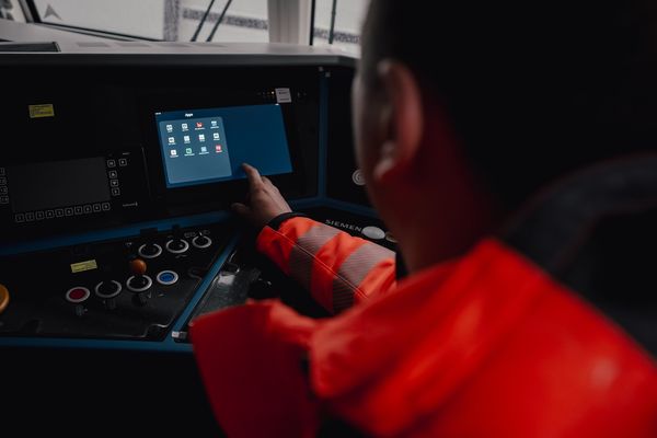 Siemens Vectron X Adds an App Store and an 11.6-Inch Smartscreen to the Locomotive Cab