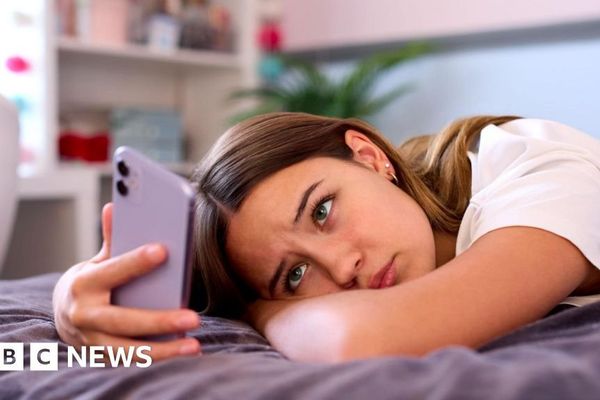UK plans under-16 social media ban for spring 2027