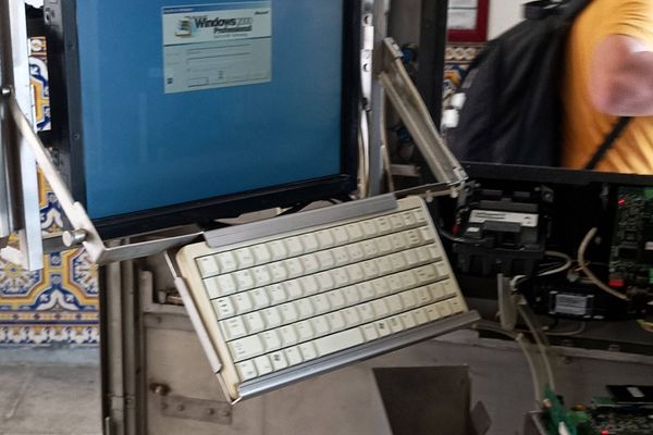 Unsupported Windows 2000 in Portuguese Rail Infrastructure Highlights Critical Compliance Risks