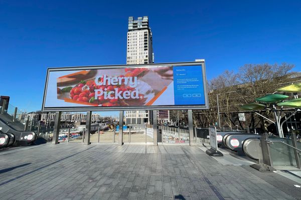 Windows asks a networking question on a Stratford billboard • The Register