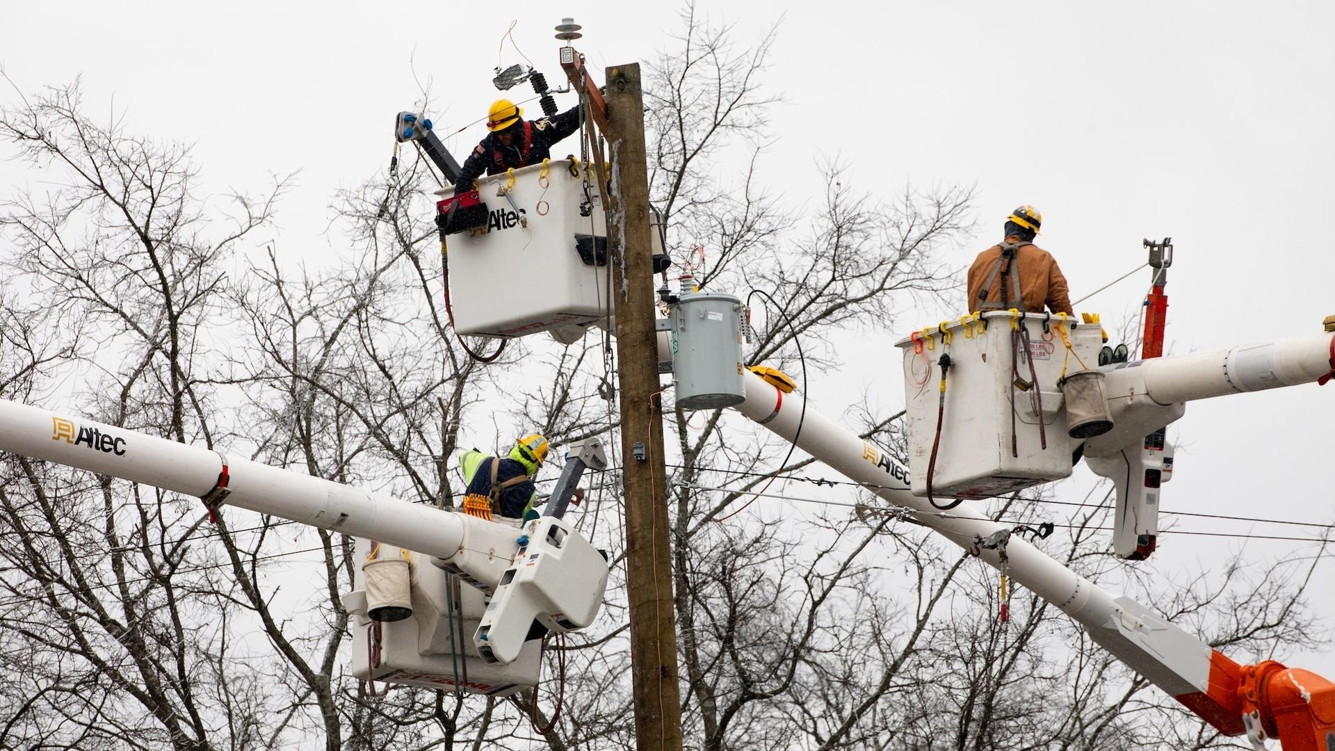 Workers repair power lines 