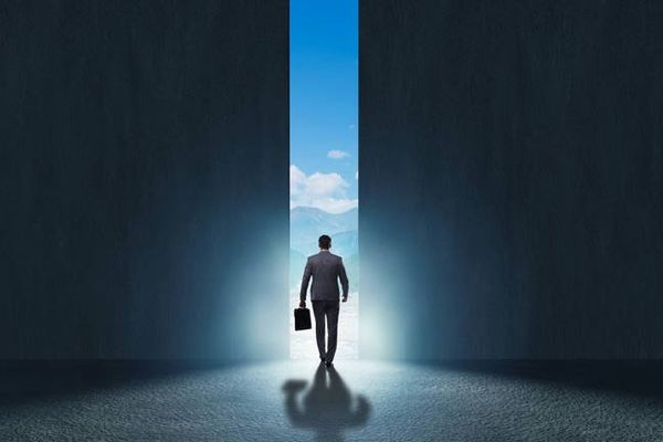 Workday CEO Carl Eschenbach Steps Down Amid Layoffs and AI Market Uncertainty