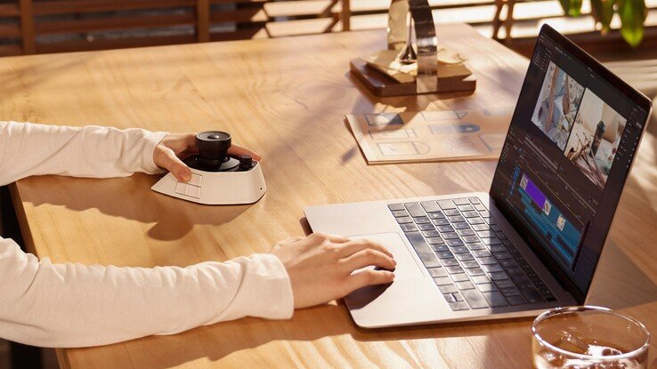 The XPPen Pilot Pro editing console helps video editors work more efficiently.