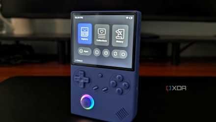 A picture of the Anbernic 40XXV handheld standing upright on a desk