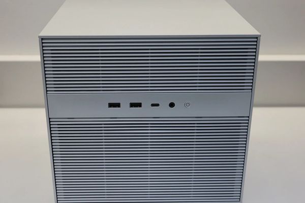 ZimaCube 2 Review – A Polished Intel‑Powered Personal Cloud/NAS for Homelab Enthusiasts