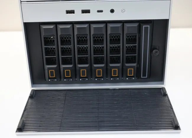 ZimaCube 2 storage bays