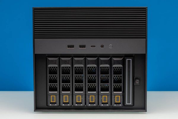 ZimaCube 2 Pro Review – A Highly Expandable 10 GbE NAS with Thunderbolt 4 and PCIe Slots